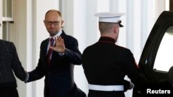 Arseni Iațeniuk la sosirea la Washington