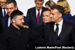 Președintele Ucrainei, Volodimir Zelenski, și președintele Franței, Emmanuel Macron, la Paris, pe 6 ianuarie 2025, la întâlnirea Coallition of the Willing.