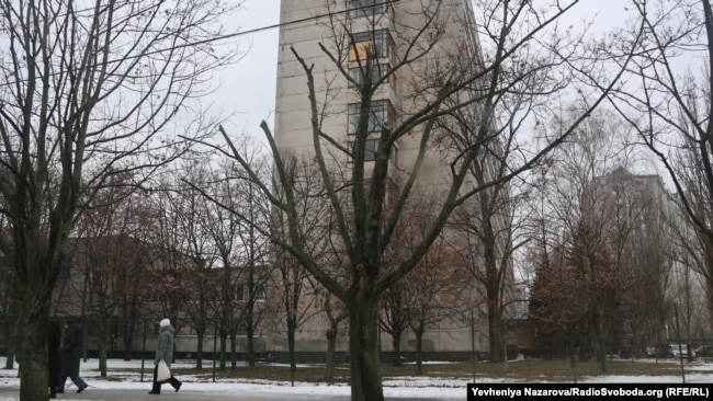 Багатоповерхівка із забитими фанерою вибитими внаслідок російської повітряної атаки вікнами. Дніпро, 29 січня 2026 року