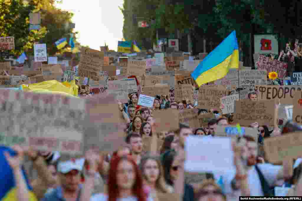 Люди несуть банери з написами та прапори України під час ходи за повернення Михайла Федорова в Києві, 31 липня 2026 року