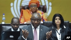  Президентът Сирил Рамафоса дава отговор на въпроси в Народното събрание в Кейптаун на 11 май 