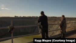 Бывший шахтер карьера «Мир» пришел посмотреть на него в последний раз перед отъездом. Фото: Марина Сычева