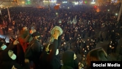 Protestatari pe străzile din Teheran. Grupurile pentru drepturile omului spun că cel puțin 116 persoane au fost ucise în ciocniri cu forțele de securitate.