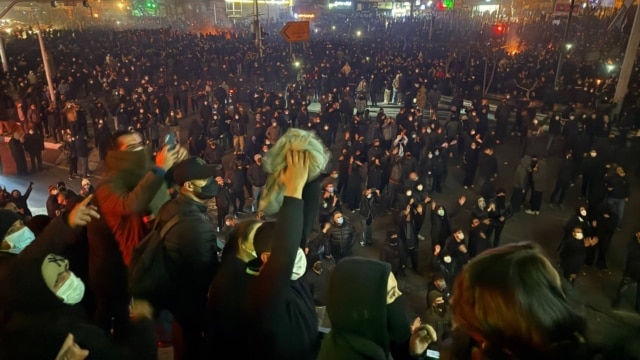 فرسایش طبقهٔ متوسط و بازتاب آن در اعتراضات ایران در گفت‌وگو با حسین قاضیان