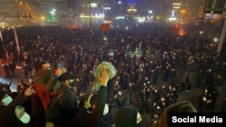 جمعیت گستردهٔ معترضان در منطقهٔ پونک در اعتراضات شامگاه جمعه ۱۹ دی