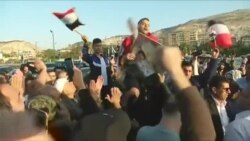 Qərbin hava zərbələrindən sonra Suriya prezidenti Bəşər Əsədin tərəfdarları küçələrə çıxıb