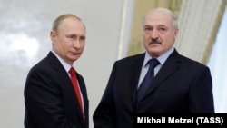 Presidentët Putin (majtas) dhe Lukashenka gjatë një takimi të mëparshëm në Rusi