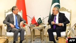 اسحق ډار او وانګ يي - انځور له ارشیفه 