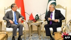 د پاکستان د صدراعظم مرستیال او د بهرنیو چارو وزیر اسحق ډار د چین د بهرنیو چارو له وزیر وانګ يې سره 