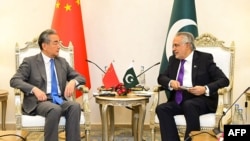 اسحق ډار او وانګ يي - عکس له ارشیفه