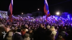 Хроники: тысячи крымчан празднуют окончание «референдума» (видео)