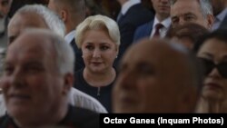 Viorica Dăncilă, între membrii PSD, în seara alegerilor, la momentul anunțului rezultatelor, când PSD a înregistrat o înfrângere istorică