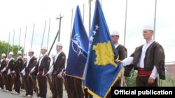 Gjenerali Bradshaw është pritur me nderime nga Garda Ceremoniale e FSK-së, që për herë të parë është paraqitur me uniformën e re me elemente tradicionale.