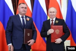 Гаглоев и Путин во время церемонии подписания соглашения в Кремле