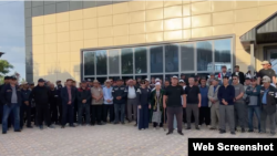 Мұнайшылардың белсенді Мұратбай Жұмағалиевті қолдап, үндеу жасап жатқан сәті. Жаңаөзен, 4 маусым 2026 жыл. Скриншот.