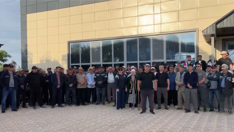 Жаңаөзенде мұнайшылар қамаудағы белсендіні қолдап, бір сағат