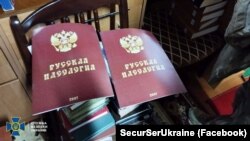 Фото СБУ, яка 23 листопада 2022 року повідомила, що під час перевірок приміщень УПЦ (МП) виявила, зокрема, проросійську літературу для навчання у семінарії та приходських школах, «у тому числі для пропаганди «русского мира»