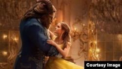 Bill Condon tarapyndan surata düşürilen "Perizat we mahluk" filmden bir pursat.