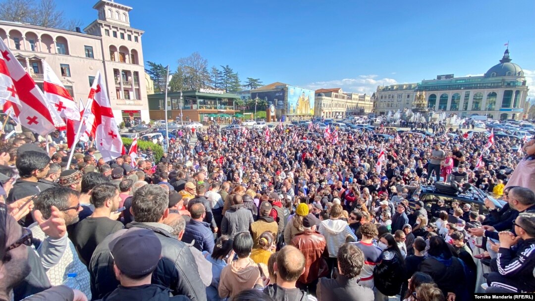 Па различным оценкам, на митинге на центрально площади Кутаиси присутствуют от 12 до 15 тысяч человек