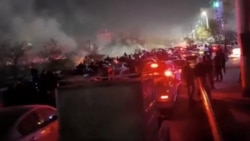 ایران کې لاریونونه: عیني شاهد د "سلګونو ډزو" حال بیانوي