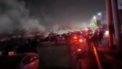 Fumul se ridică în timp ce protestatarii se adună la Mashhad, provincia Razavi Khorasan, Iran - 10 ianuarie 2026