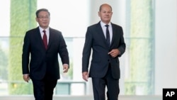 German Chancellor Olaf Scholz (right) and Chinese Premier Li Qiang in Berlin on June 20. 