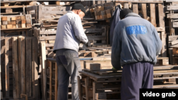 Лагерда ишлаётган асирлар.