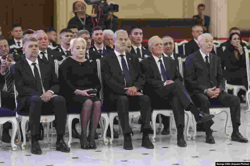 Înalte oficialități, foste și actuale, au venit să-i aducă un ultim omagiu lui Ion Iliescu. De la stânga la dreapta, foștii premieri Marcel Ciolacu, Viorica Dăncilă, Adrian Năstase, Teodor Stolojan și Nicolae Văcăroiu (ultimii trei au condus guvernul în mandatele președintelui Ion Iliescu).