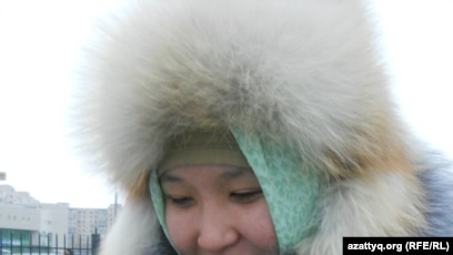 Ол оның аузын шұлығымен жауып, оны сиқырлады.