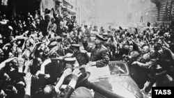 Май 1945-го. Жители Праги приветствуют советские войска