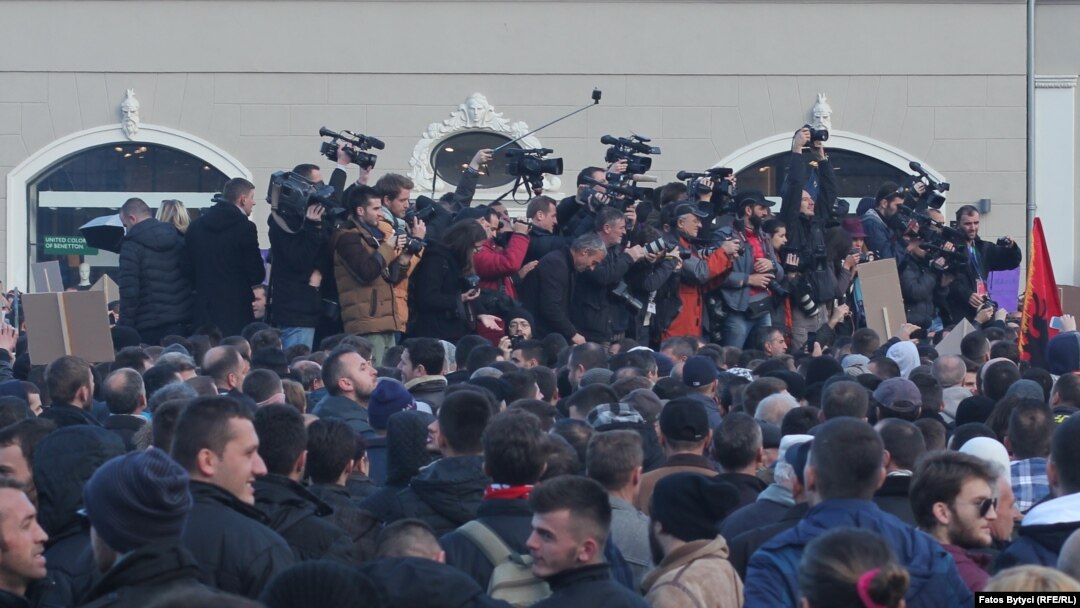 Na osnovu podataka Nezavisne komisije za medije, na Kosovu funkcioniše 89 radio stanica i 14 televizija (Foto: Novinarske ekipe tokom jednog od protesta u Prištini, arhivska fotografija).