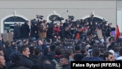 Gazetarët duke mbuluar një protestë në Prishtinë - foto arkivi
