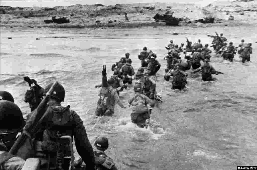 Američke trupe su se prizemljile na plaže u Normandiji (severozapadno od Francuske), kako bi došle kao pojačanje tokom istorijskog Dana D. (6. jun 1944.) &nbsp;