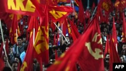 Syriza, coalitia stângii radicale, a devenit al doilea partid din noul parlament grec, Partidul Comunist Grec, de natura afişat stalinistă, a obtinut peste 8%, iar la capatul celalalt al spectrului politic formatiunea neo-nazista Khrysi Avgi, Zorile Aurit