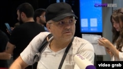 Հովհաննես Սահակյանը «Զվարթնոց» օդանավակայանում զրուցում է «Շանթ» հեռուստաընկերության լրագրողի հետ