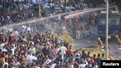 Поліція застосовує водомети, щоб розігнати мітинг у місті Ґухаваті, штат Ассам, 11 грудня 2019 року