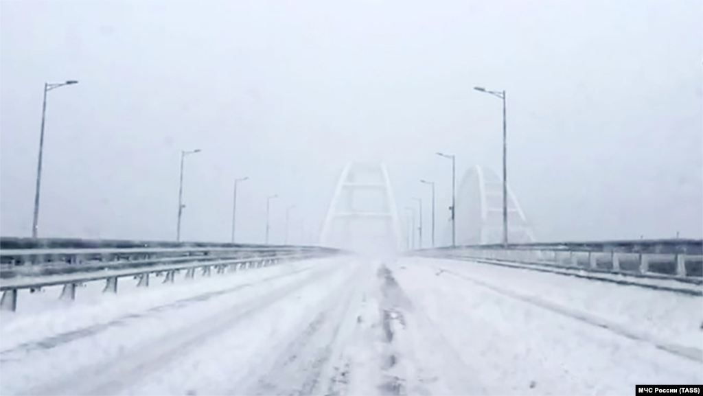 Вид на заснеженный Керченский мост&nbsp;
