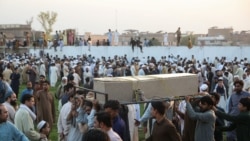 صدها تن در مراسم خاک‌سپاری کودکان قربانی فروریختن سقف مکتب در پشاور شرکت کردند
