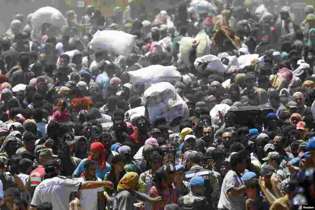 Suriya Türkiyə sərhəddi. Suriyadan gələn qaçqınlar Türkiyəyə keçməyə cəhd edirlər. Polis və hərbi qüvvələr isə qaçqınların qanunsuz keçidinə mane olurlar