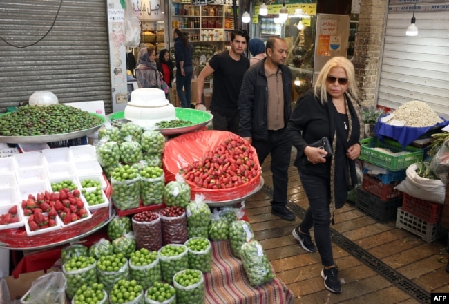 Iranianët blejnë fruta dhe perime në një treg në veri të Teheranit. (Foto nga arkivi).