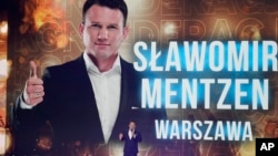 Slawomir Mentzen, a keményvonalas jobboldali Konföderáció párt társelnöke szól a hívekhez a párt gyűlésén a lengyelországi Katowicében 2023. szeptember 23-án
