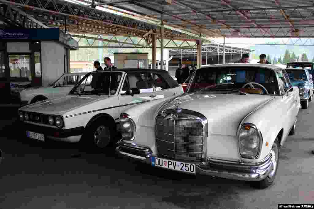 Popularni Volkswagenov &ldquo;Golf 1&rdquo; (lijevo) i Mercedes 100 iz 1970-ih godina prošlog stoljeća.