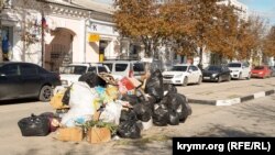 Груды мусора в центре Керчи, октябрь 2020 года
