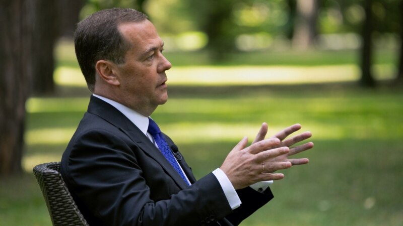 Медведев назвал «предательством» критику властей России из-за рубежа