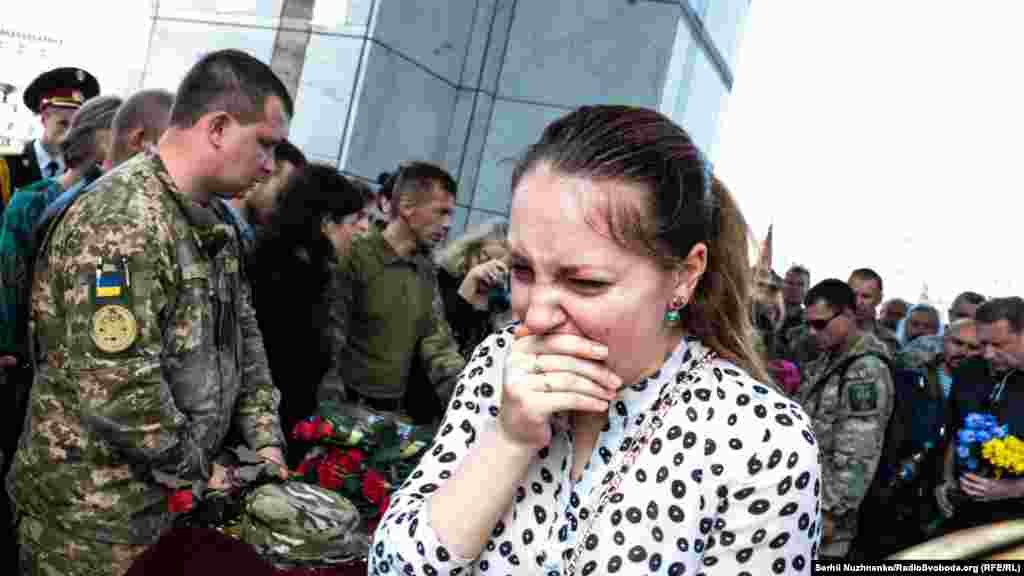 Під час прощання жінки не могли втримати сльози