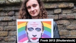 Член ЛГБТ-сообщества протестует у посольства России, призывая британское правительство вмешаться и положить конец притеснению геев в Чечне. Лондон, 12 апреля 2017 года