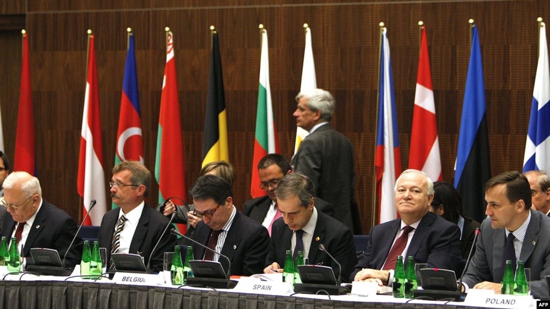 Spain's Miguel Angel Moratinos (second right) and Poland's Radoslaw Sikorski (right) co-hosted today's meeting in Sopot.