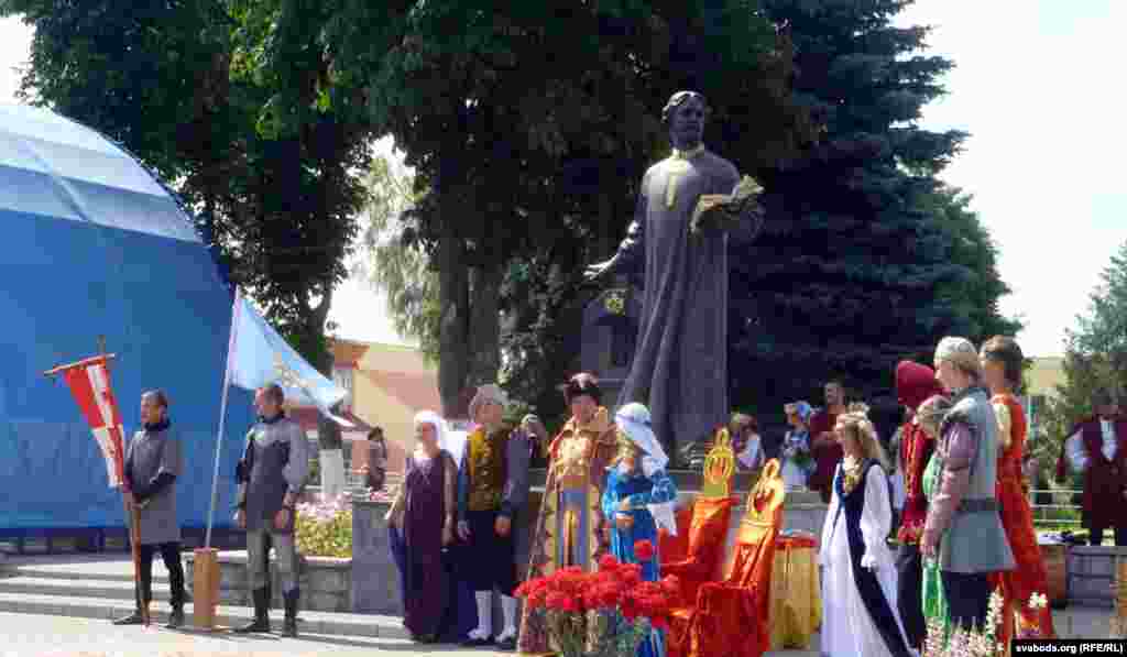 Урачыстае адкрыцьцё фэсты ля помніка Пятру Мсьціслаўцу