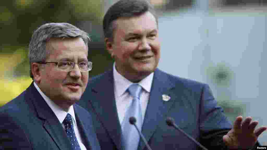 Ukrainian President Viktor Yanukovych (right) and his Polish counterpart, Bronislaw Komorowski, before the final