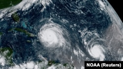 Uraganul Irma (stînga) și uraganul Jose într-o imagine luată deasupra Oceanului Atlantic de pe satelitul NOAA, 7 septembrie 2017